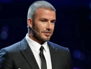 Ξεχάστε τον Ντέιβιντ Μπέκαμ που ξέρατε: Με πράσινη σκιά στο μάτι ποζάρει για εξώφυλλο περιοδικού (φωτό)